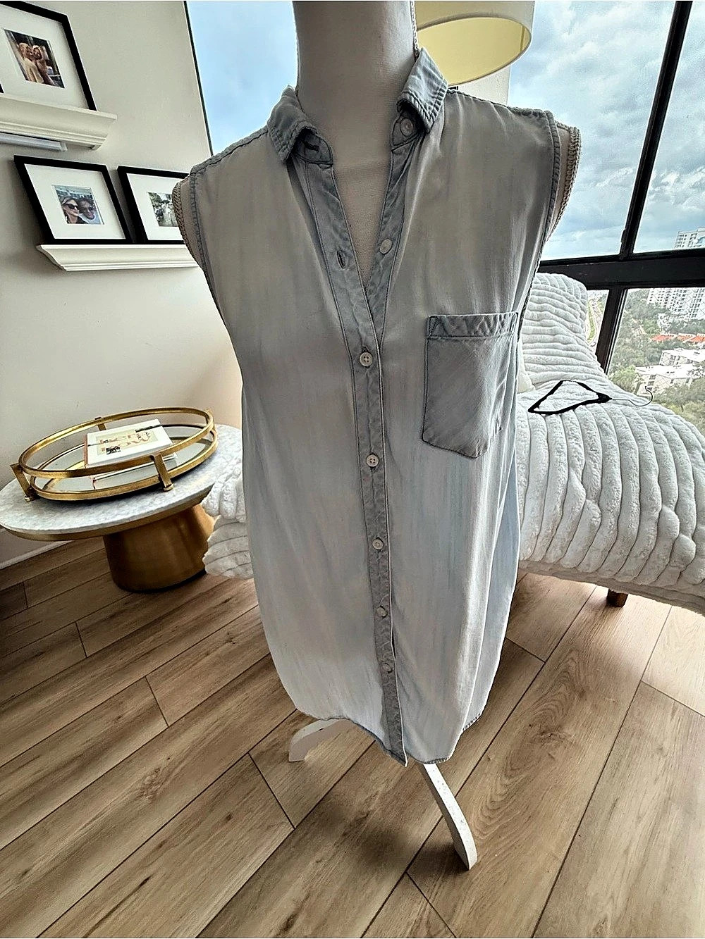 Rails Sleeveless Button Down Top in Blue Size Small Like New
